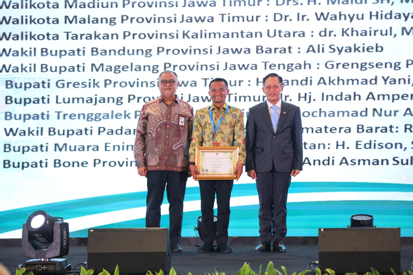 Komitmen Membangun Ketahanan Iklim, Bupati Bone Andi Asman Sulaiman Raih Penghargaan Pembina Proklim 2025