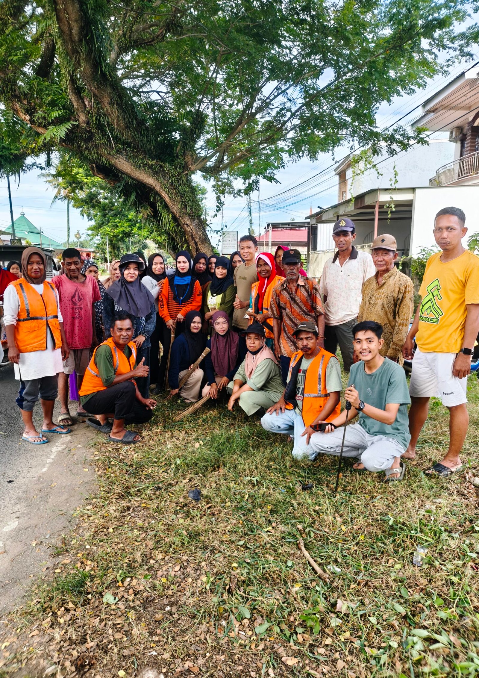 Ciptakan Lingkungan Bersih dan Sehat, Lurah Cellu Pimpin Gerakan Jumat Bersih