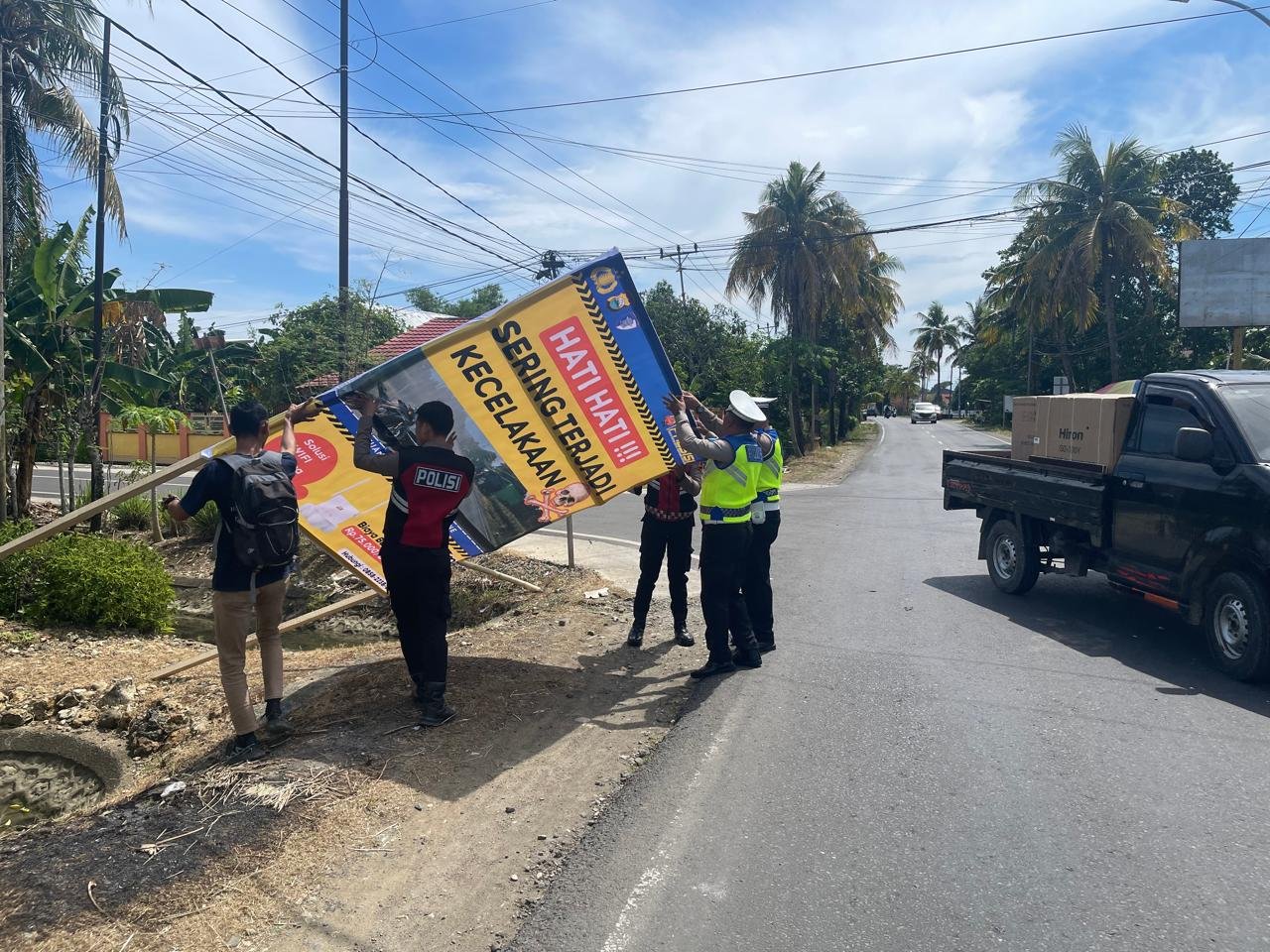 Ops Keselamatan, Satlantas Polres Bone Pasang Spanduk Peringatan di Titik Rawan Lakalantas