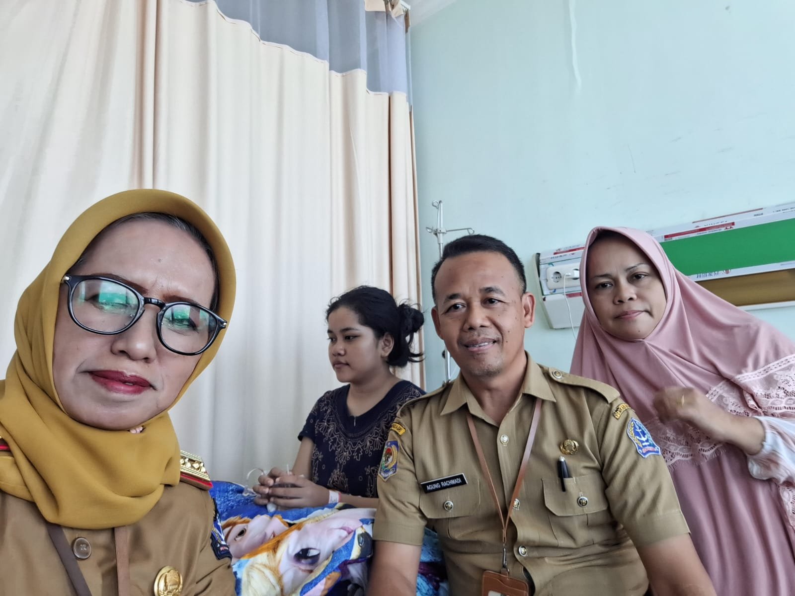 Kadis DP3A Kab. Bone Jenguk Siswi Korban Perundungan di RS; Beri Semangat dan Menawarkan Pendampingan Psikolog di Soppeng