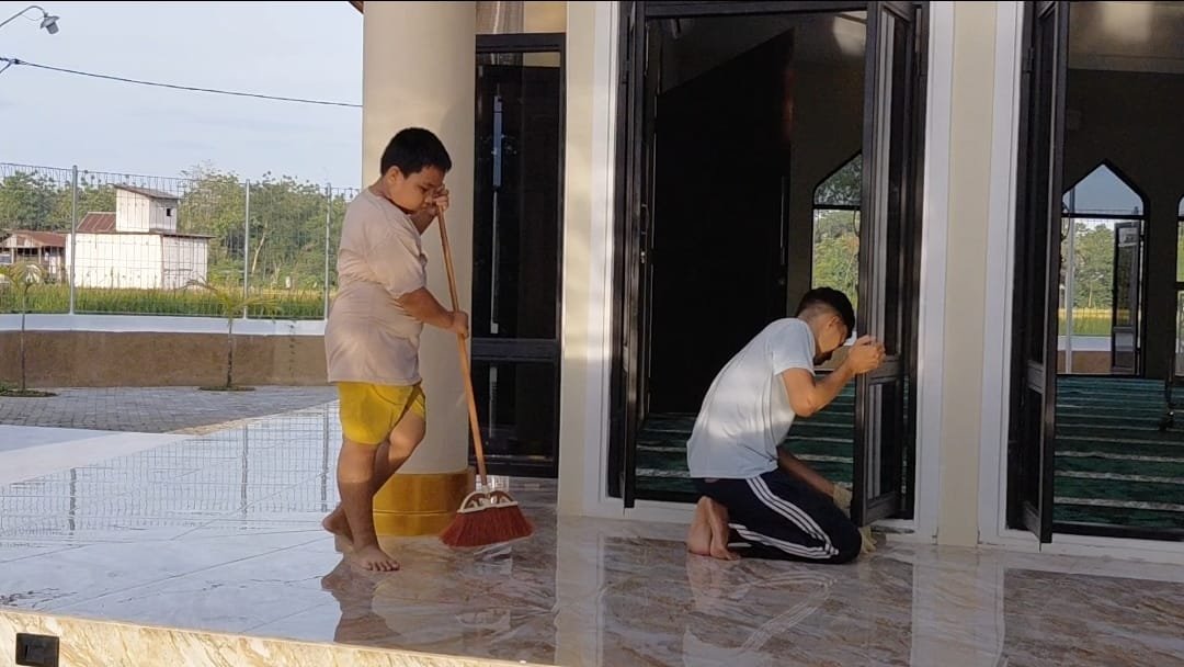 Jelang Ramadan, Masyarakat Rinjani Bersihkan Masjid Al Jabbar