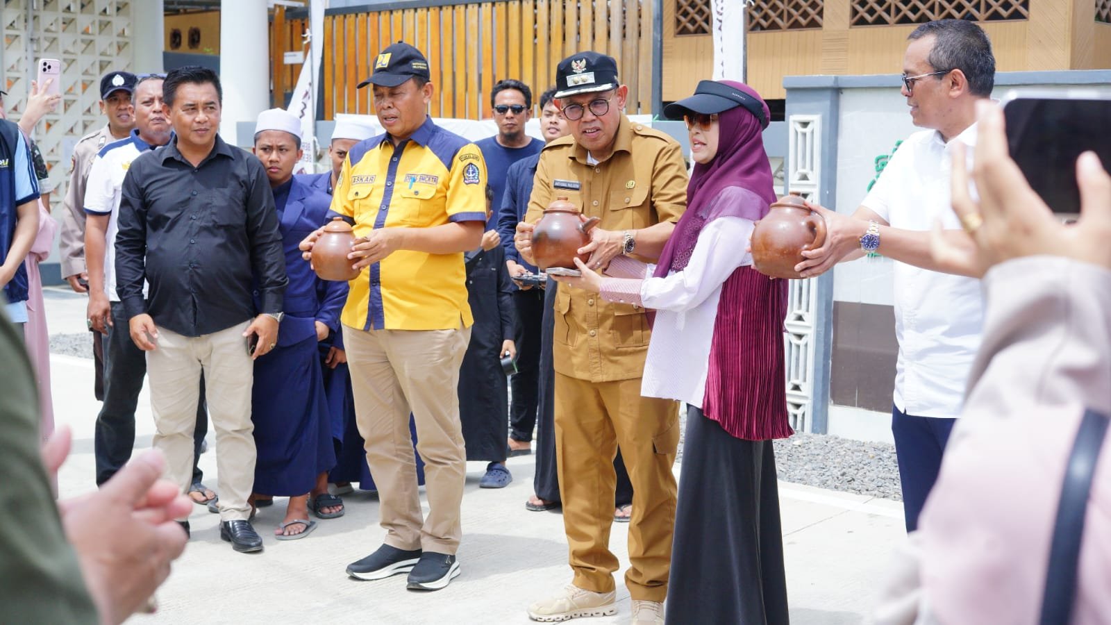 Bangun Jalan Beton dari Dana Pribadi, Wakil Bupati: Kebaikan H. Faisal Ibrahim Surur Jadi Inspirasi Warga Bone