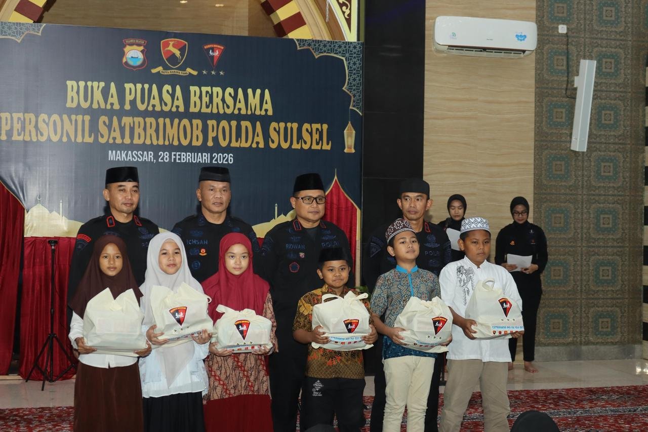 Satuan Brimob Polda Sulsel Bagikan 1.000 Paket Ramadan untuk Anak Yatim