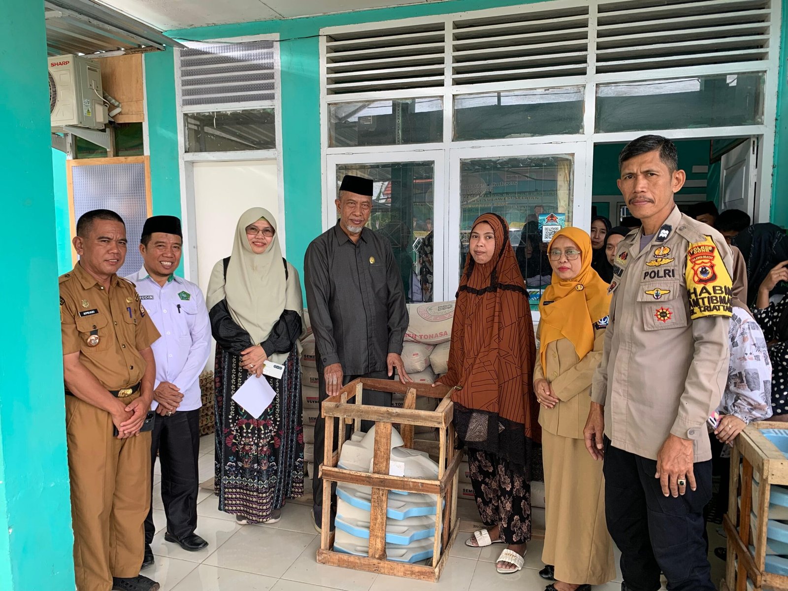 BAZNAS Bone Bersama UPZ Surya Indah Salurkan 40 Paket Ramadhan Bahagia dan 9 Bantuan Sanitasi di Kampung Bajo