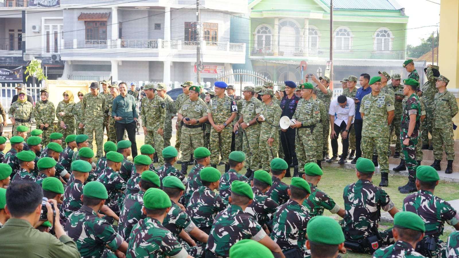 Bupati Bone Sambut Prajurit Yonif TP 920/Lasalaga, Secara Adat dan Buka Puasa Bersama