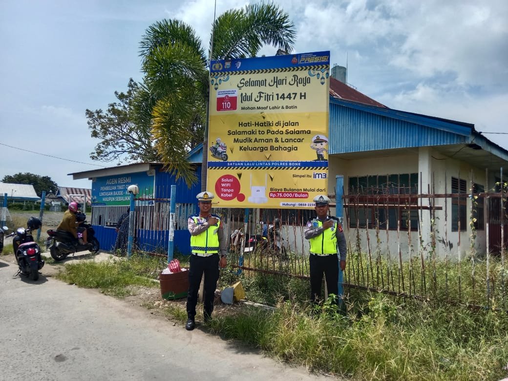 Satlantas Polres Bone Pasang Spanduk Imbauan Antisipasi Kecelakaan