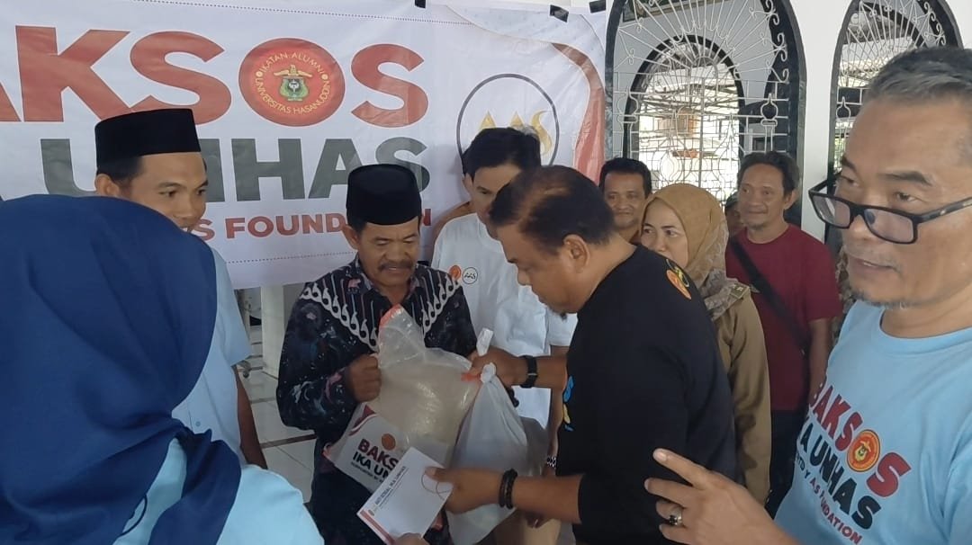 IKA UNHAS, Baksos Untuk Marbot dan Warga Pra Sejahtera oleh AAS FOUNDATION Warga Kecamatan Tonra, Salomekko, Mare