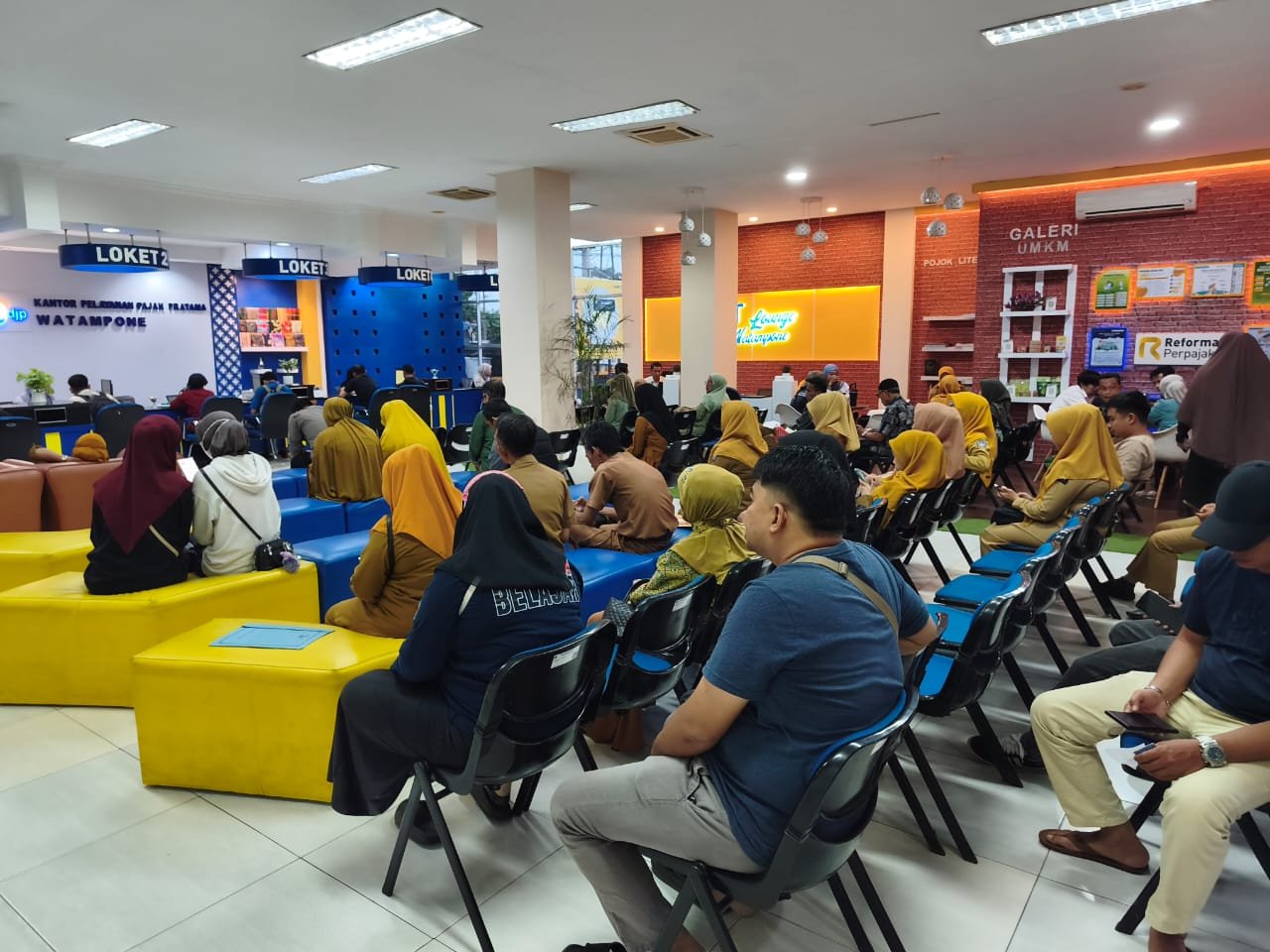 Kantor Pajak Watampone Dibanjiri Wajib Pajak Untuk Lapor SPT Tahunan Jelang Jatuh Tempo