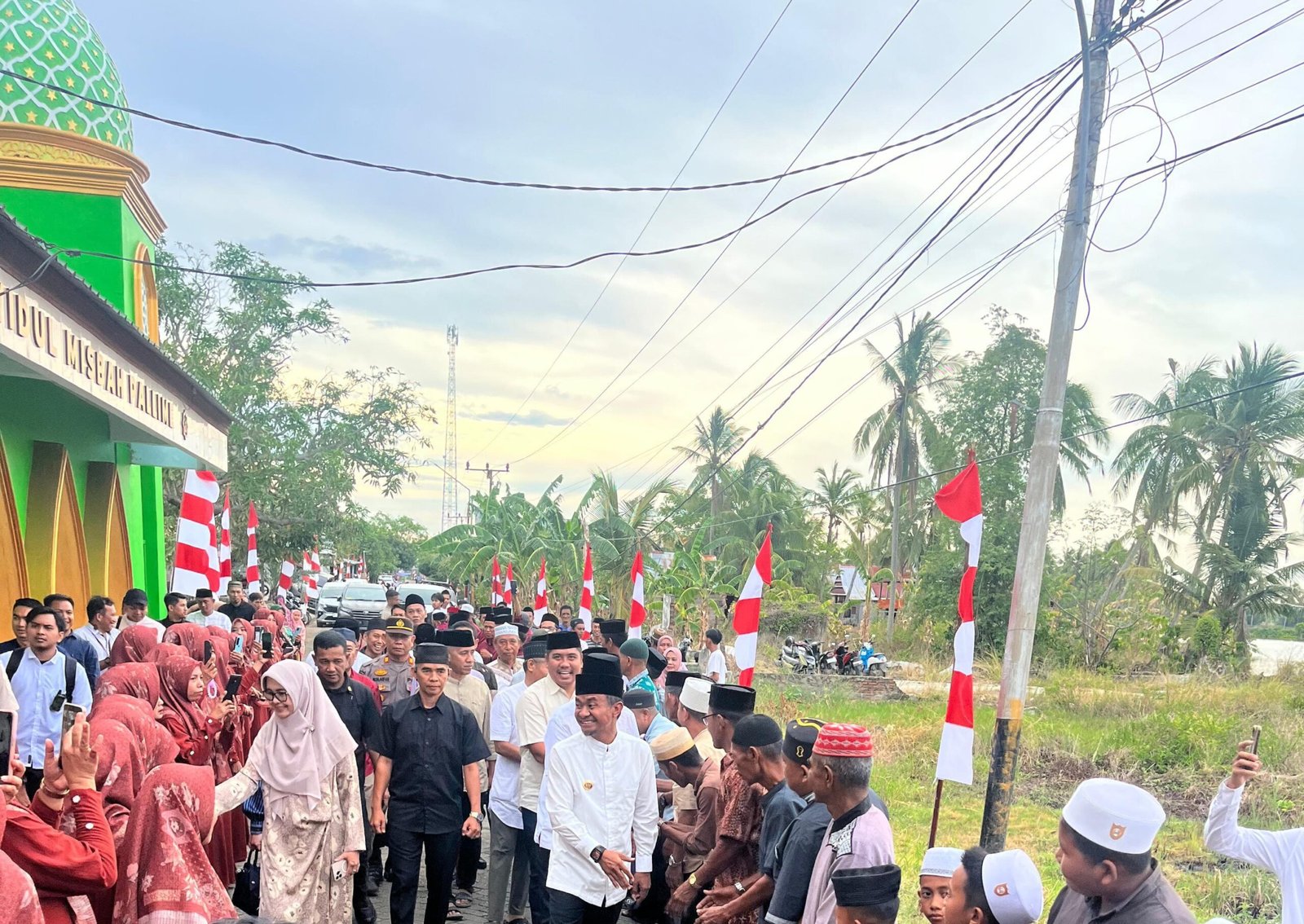 Mohon Warga Cenrana Bersabar, Bupati Bone Komitmen Perbaiki Jalan Poros Tellu Siattinge-Cenrana
