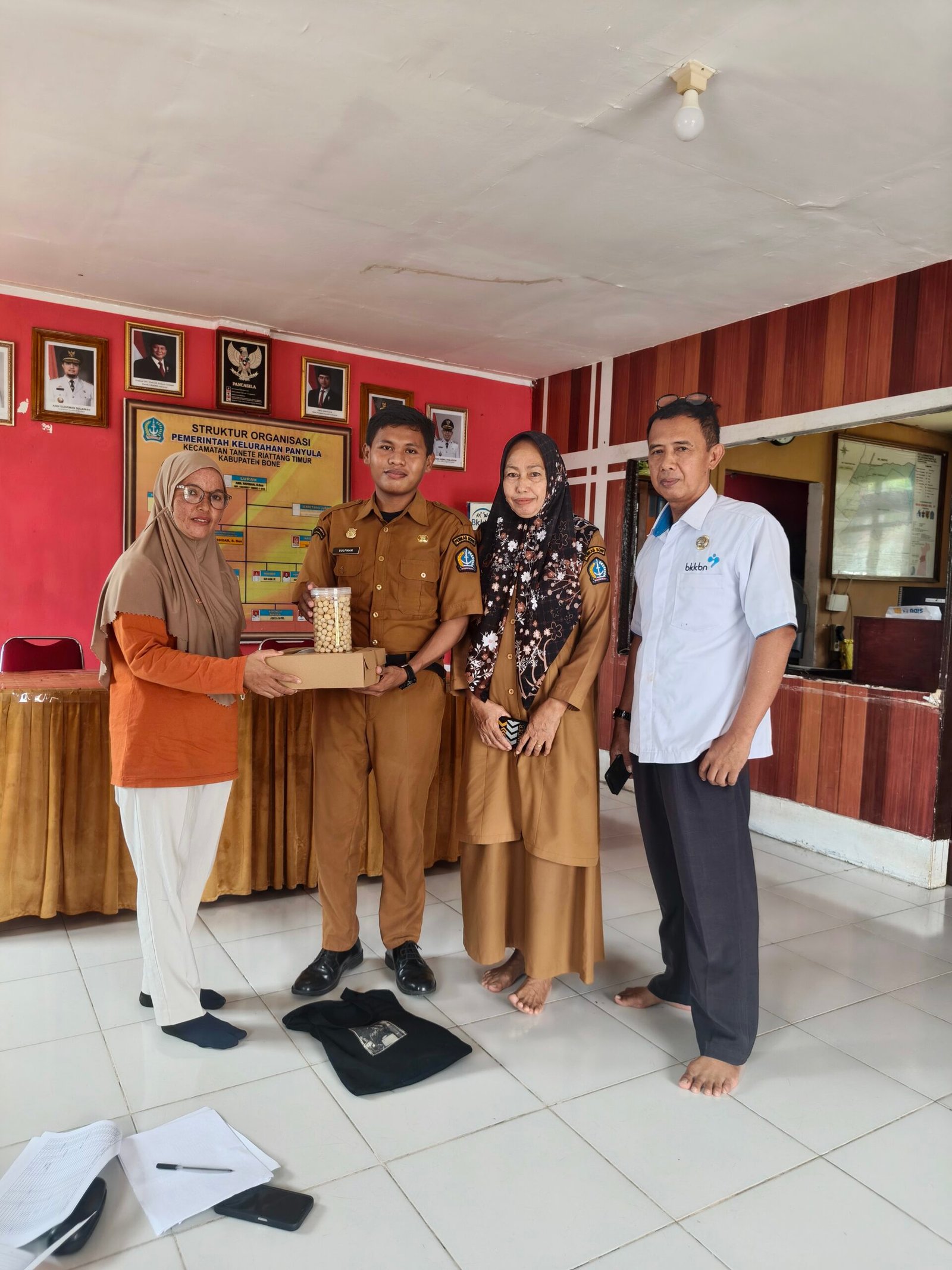 Dukung Cegah Stunting, Ayah di Bone Jemput Makanan Bergizi Gratis untuk Ibu Menyusui