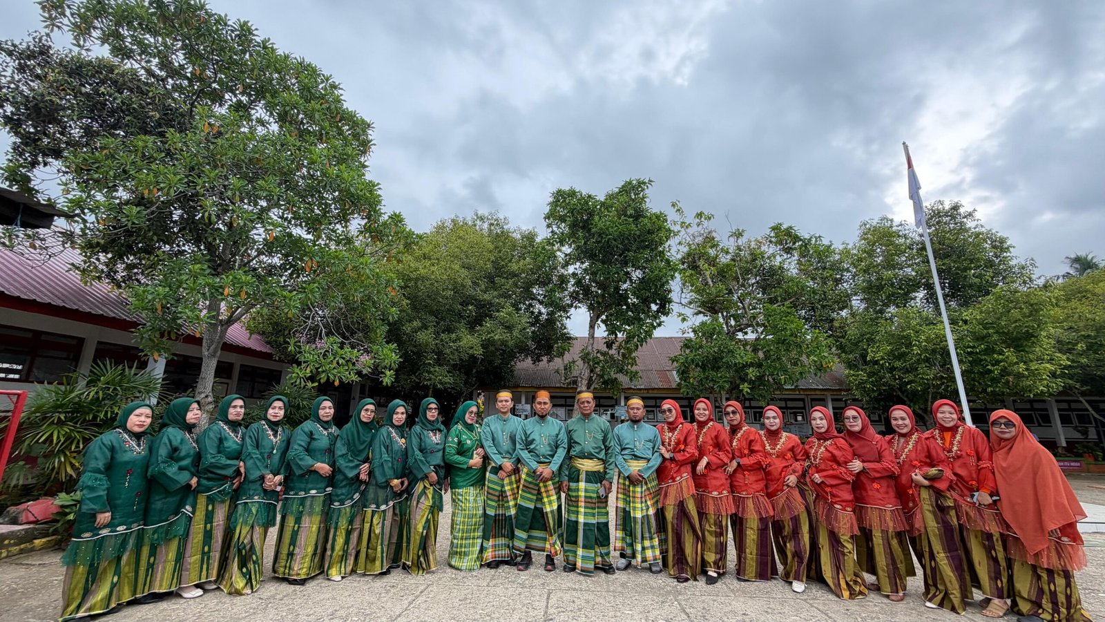 UPT SD Negeri 26  Watang Palakka, Kompak Kenakan Baju Adat Bugis di Hari Jadi Bone Ke-696