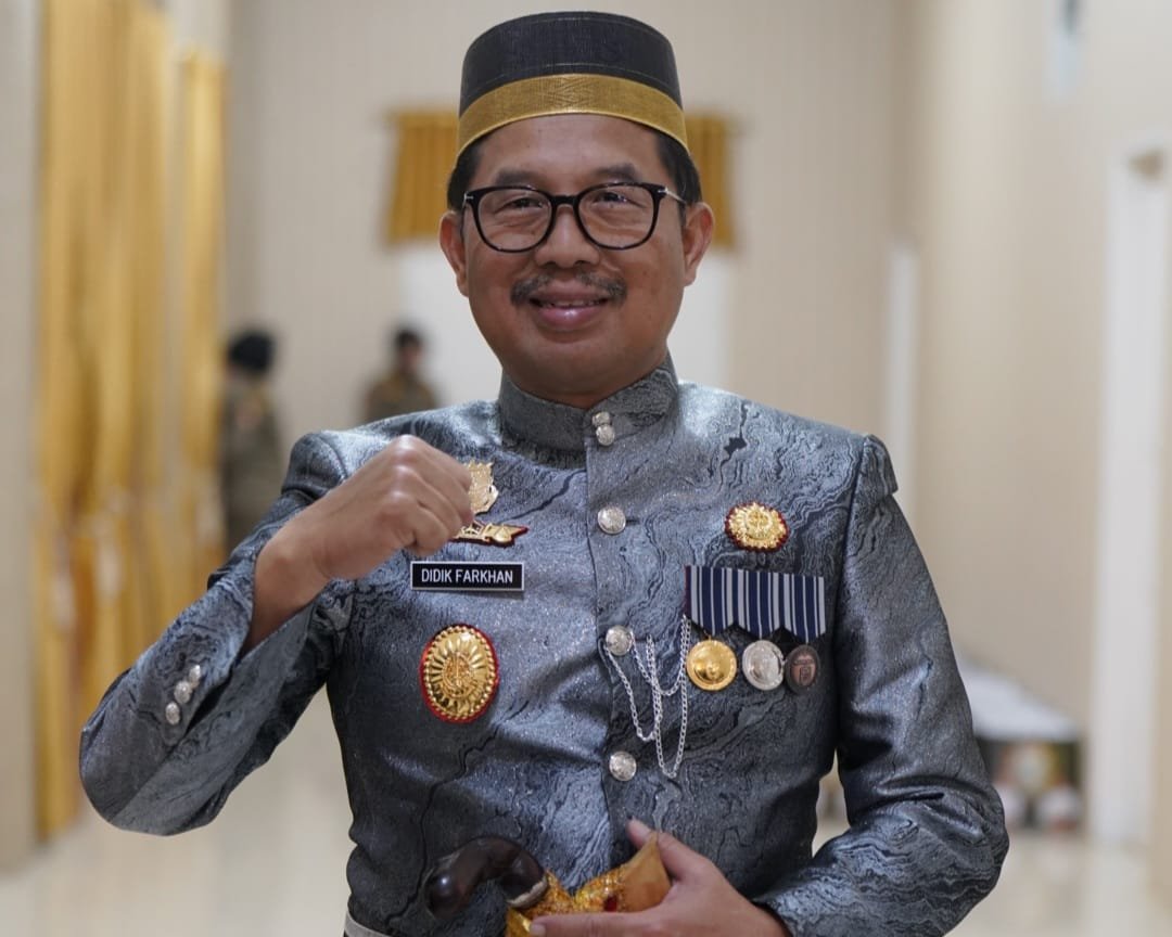 Kajati Sulsel Terima Gelar Adat Kehormatan dari Dewan Adat Saoraja di Momen HJB ke-696