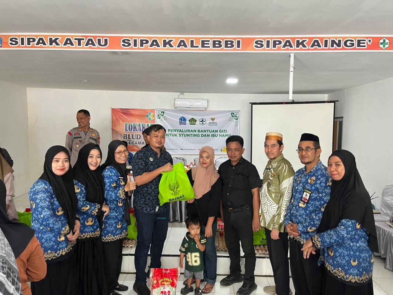 BAZNAS Bone Bersama Puskesmas Awangpone Salurkan Bantuan Gizi untuk Stunting dan Ibu Hamil