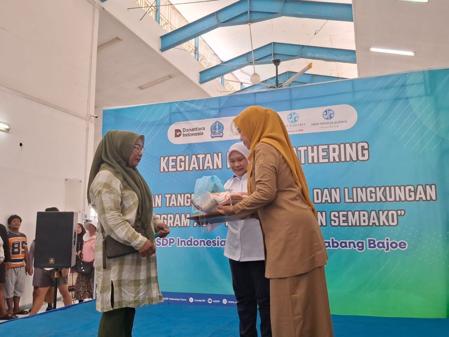 Sekda Bone Bagikan 500 Paket Sembako ASDP untuk Warga Terdampak Penutupan Pelabuhan Bajoe