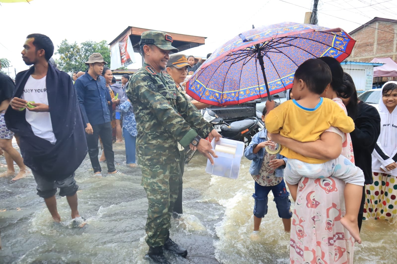 Aksi Bupati Bone Tinjau Banjir Sejak Subuh di Watampone, Mulai Kuatkan Warga Hingga Borong Dagangan Warga untuk Korban