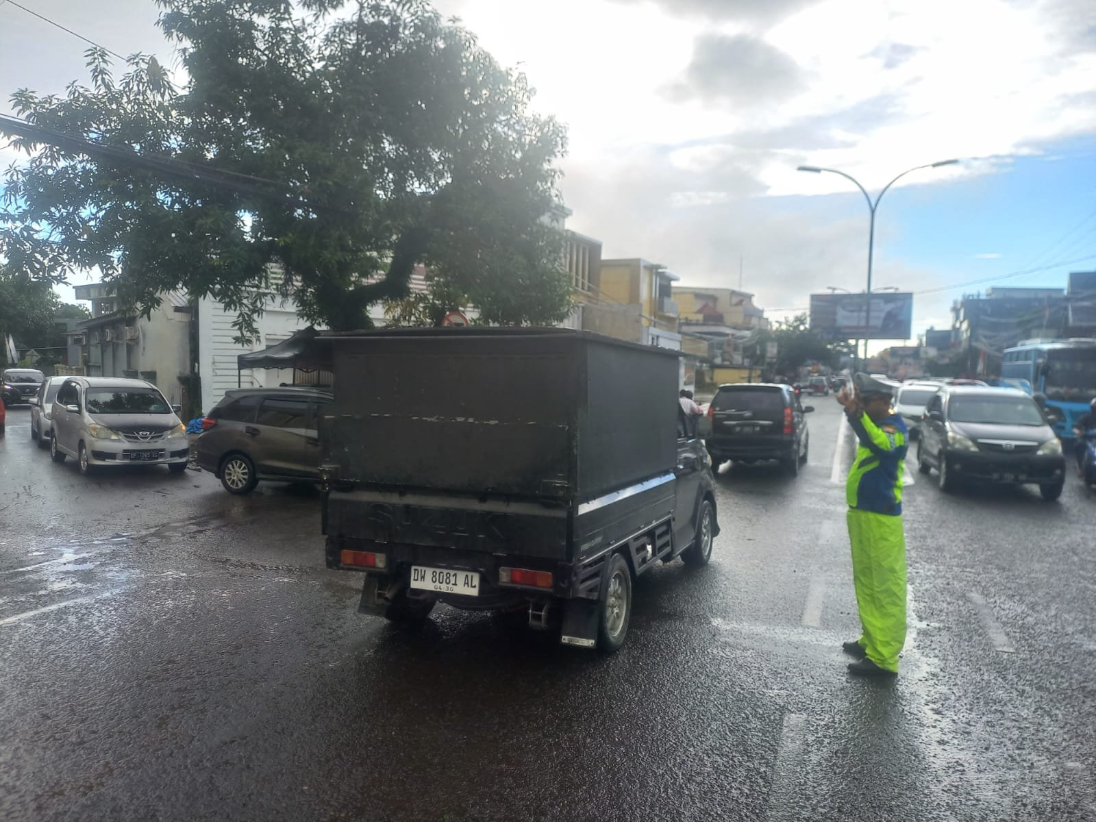 Hujan Tak Surutkan Semangat Satlantas Polres Bone Pam Jalur Jamaah Haji