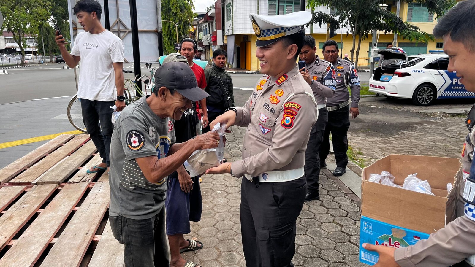 Satlantas Polres Bone Tebar Kepedulian Lewat Jumat Berkah, Bagikan Makanan Untuk Masyarakat