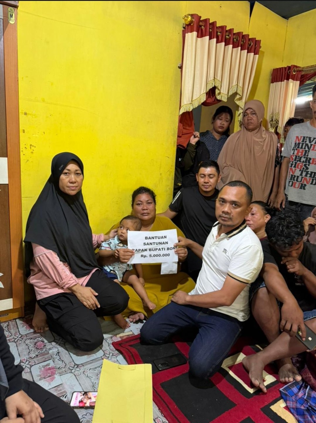 Duka Mendalam di Panyula: Pj Sekda Bone Serahkan Santunan Bupati untuk Bocah Korban Banjir