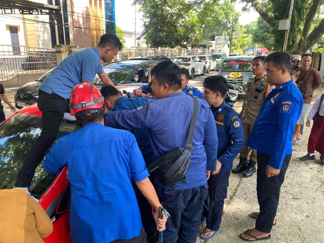 Bocah 1 Tahun 5 bulan Terkunci Dalam Mobil di Dekat Warkop Jl. Orde Baru Bone