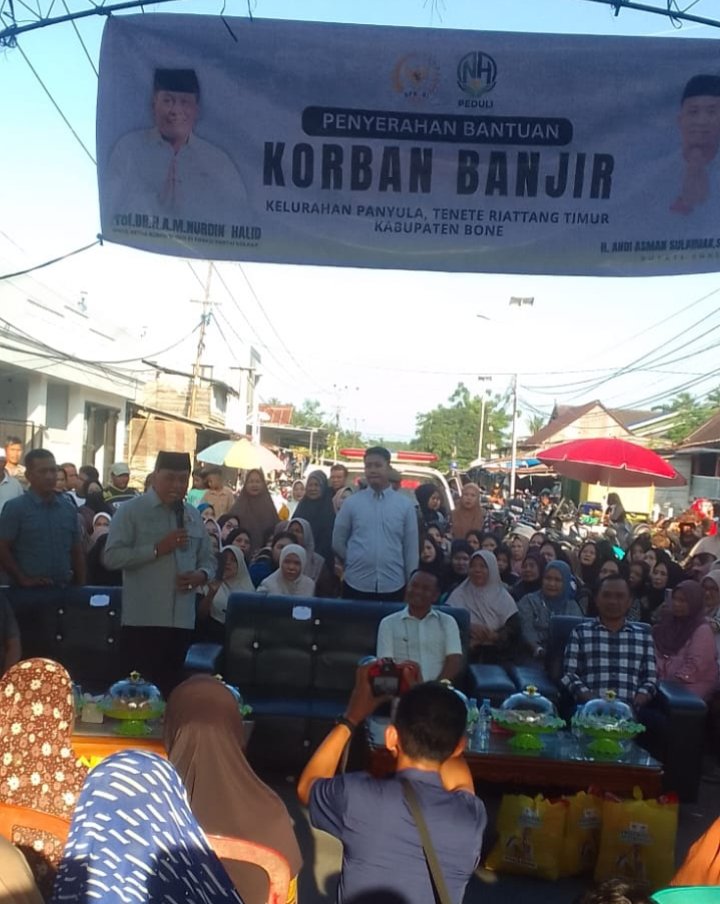 Wakil Ketua DPR RI Prof. Dr. H. A.M. Nurdin Halid Salurkan 2.000 Paket Sembako bagi Korban Banjir di Kelurahan Panyula, Bone