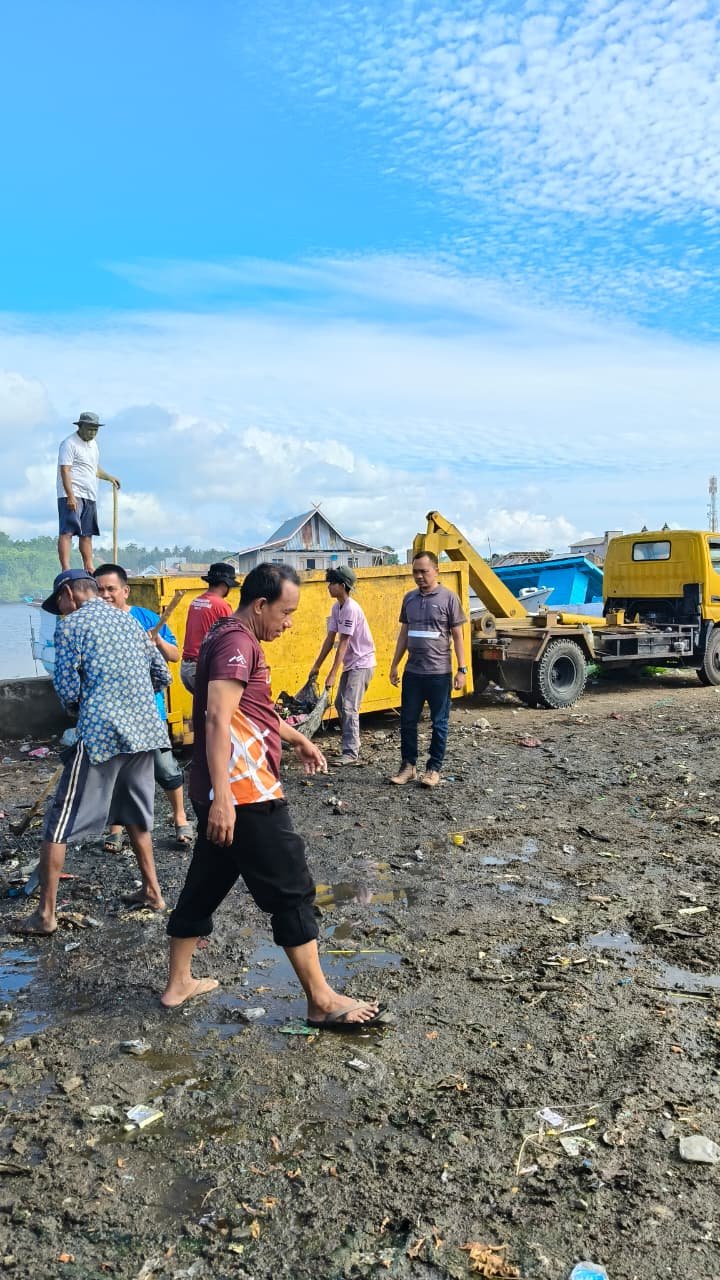 Aksi Nyata Jaga Kebersihan Pesisir: Camat Tanete Riattang Timur Ajak Warga Bersihkan Tanggul Bajoe