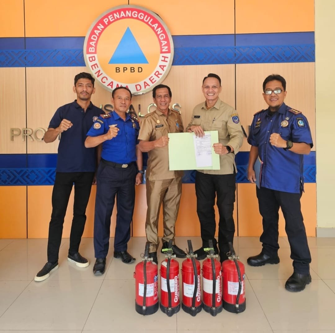 Damkar Bone Terima Bantuan 5 APAR dari BPBD Sulsel, Perkuat Mitigasi dan Penanganan Awal Kebakaran