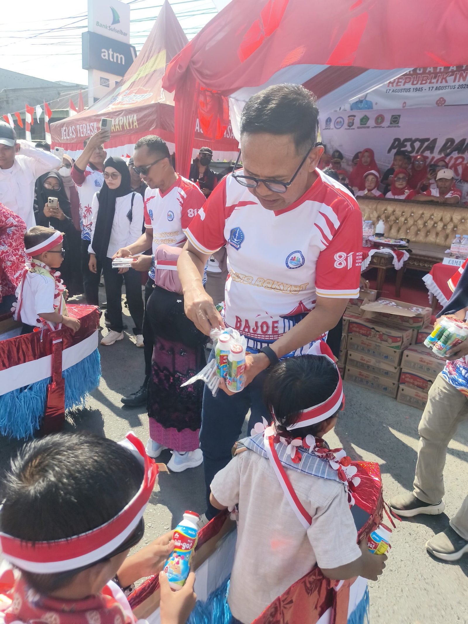 Wabup Bone Saksikan Karnaval Pesisir 2026, Chilgo dan M2M Ramai dengan Hadiah Door Prize
