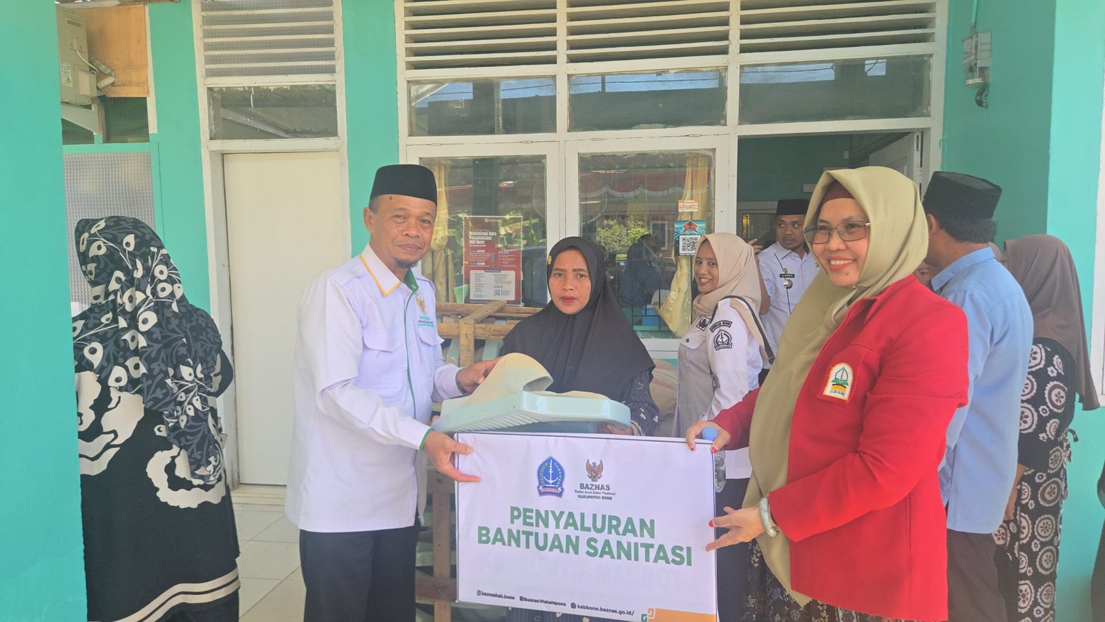 BAZNAS Bone, Kolaborasi Pasca Sarjana IAIN Bone dan Stake Holder Terkait Salurkan Bantuan ke 21 Warga Desil 1, 2 di Kec. TR.Timur