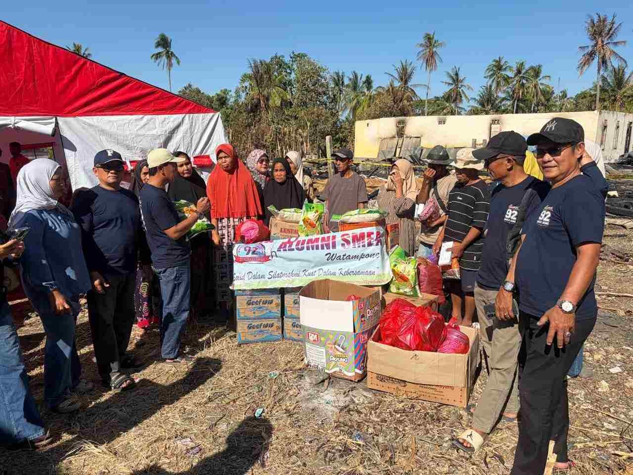 Wujud Kepedulian, Alumni 92 SMEA Bone Salurkan Bantuan untuk Korban Kebakaran di Sanrangeng