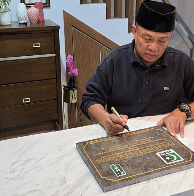 Dr. H. A. Abbas Yunus  Hibahkan Gedung Sekretariat Permanen untuk HMI Komisariat Hukum Uniasman
