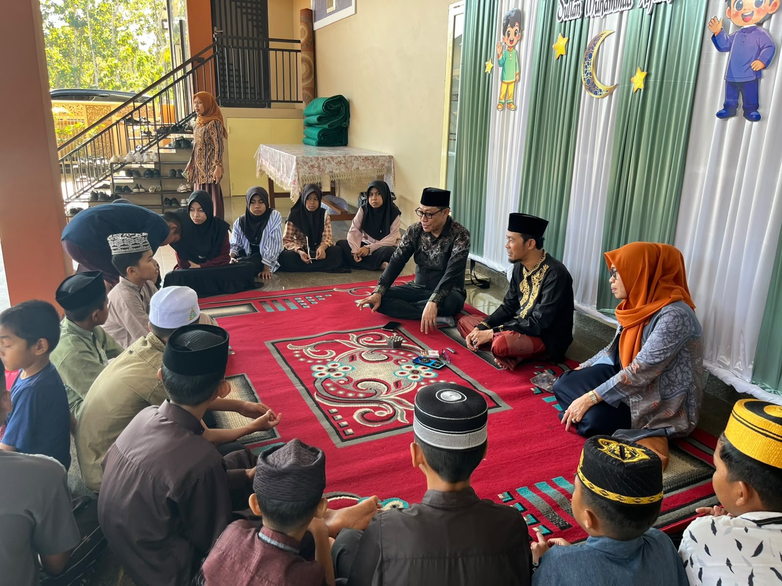 Tasyakuran Hari Khidmat Kementerian Haji dan Umrah RI, ASN Kemenhaj Bone Berbagi Sembako kepada Anak Yatim