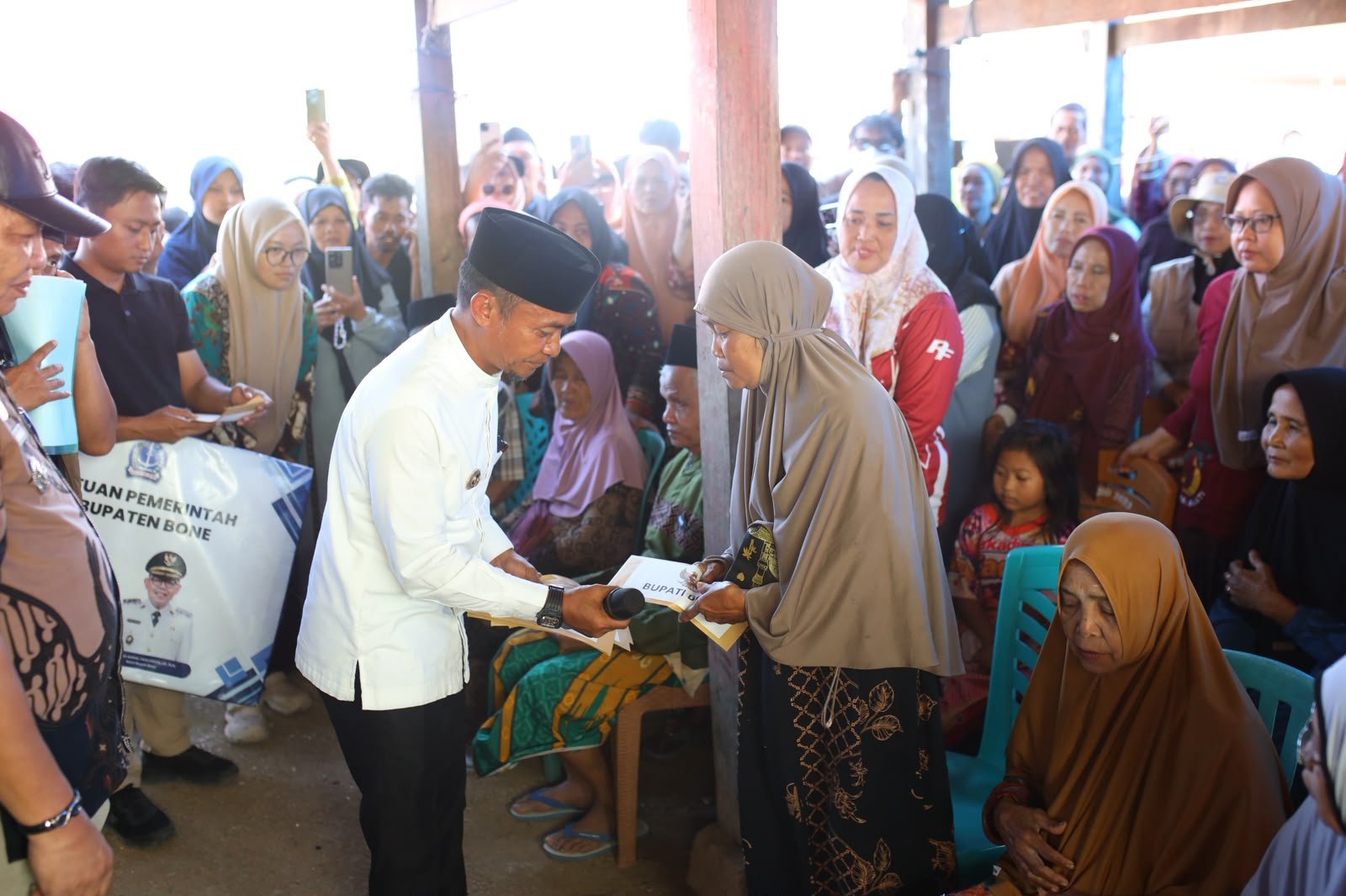 Kunjungi Sanrangeng, Bupati Andi Asman Serahkan Bantuan Uang Rp165 Juta untuk Korban Kebakaran