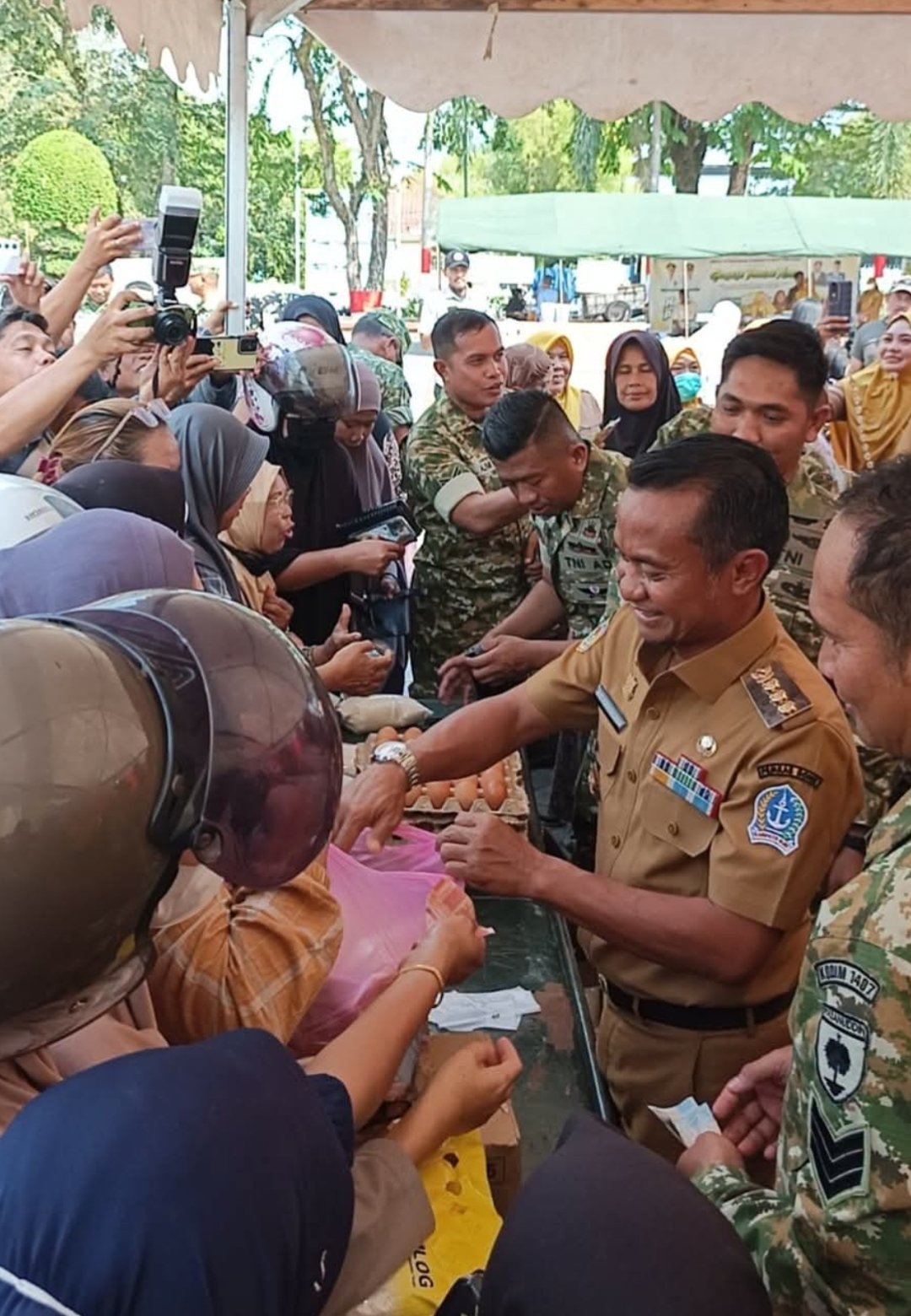 Hadir di HUT ke-81 TNI, Bupati Bone Borong Produk UMKM di Lapangan Merdeka Watampone