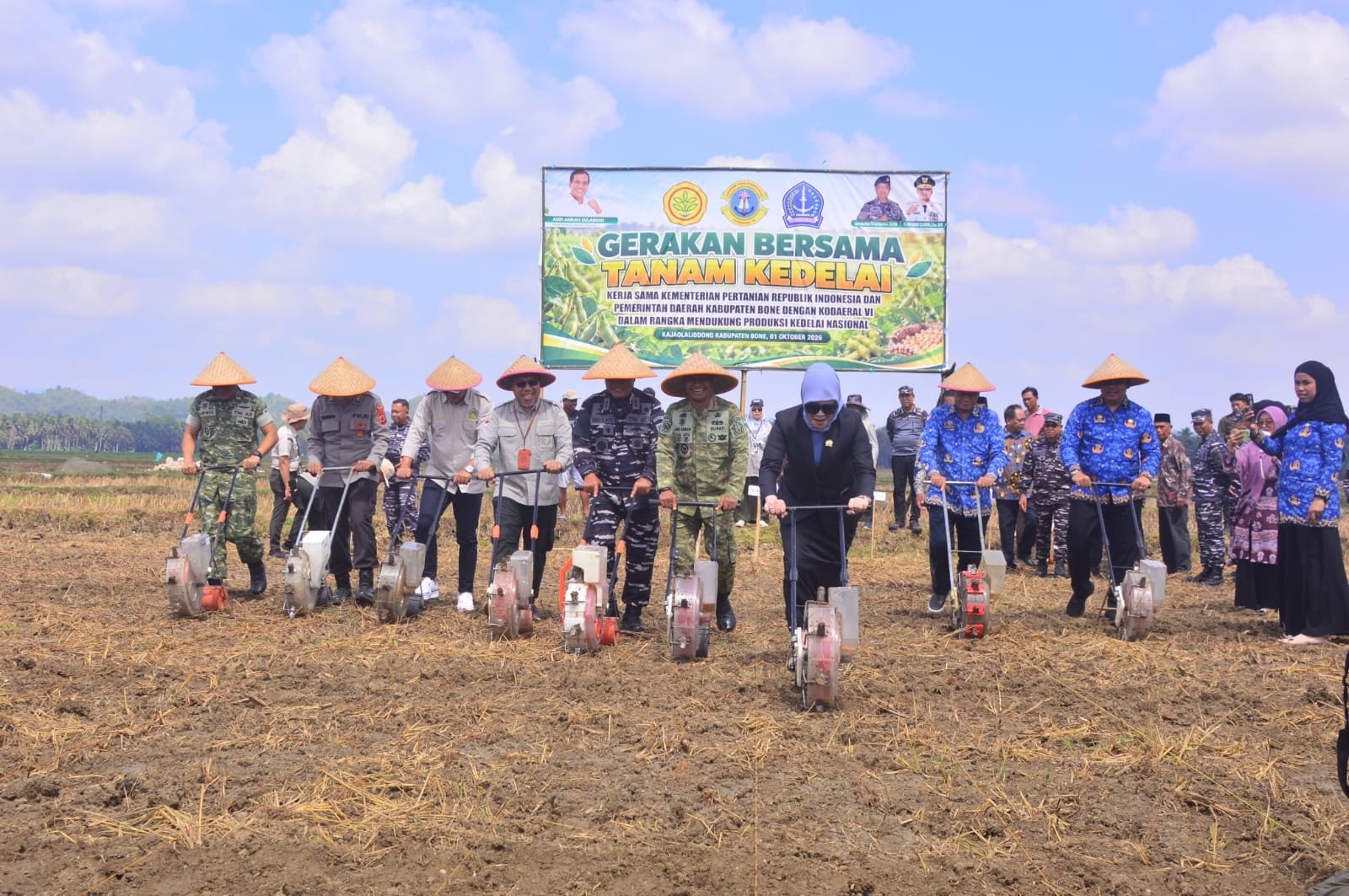 Bupati Bone dan Dankodaeral VI Laksda TNI A. Abd Azis Gerakkan Tanam Kedelai di Kajaolaliddong
