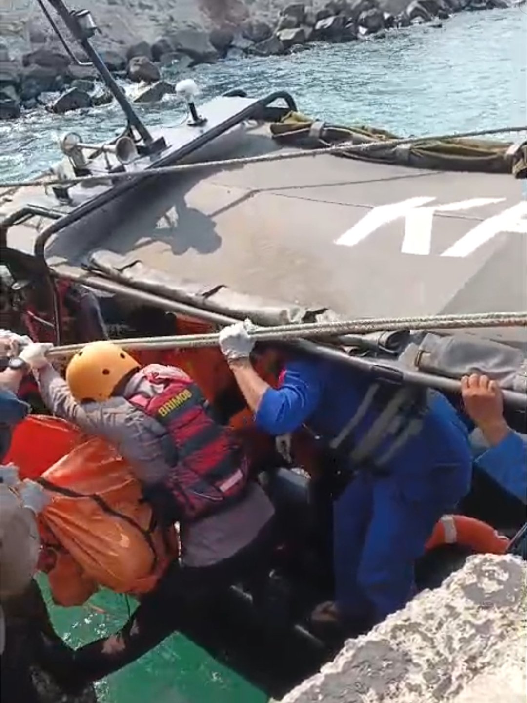 Nelayan Asal Tippulue Ditemukan Mengapung di Perairan Laut Cenrana, Teluk Bone Tim Gabungan Lakukan Evakuasi